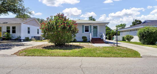 114 S Sixth Ave, Kure Beach, NC 28449