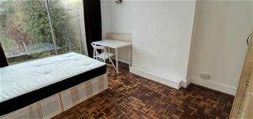 Room to rent in Room 1, Kendal Road, London, Greater London NW10