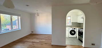 Flat to rent in Dover Gardens, Carshalton SM5