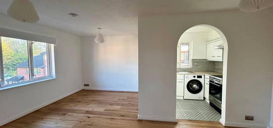 Flat to rent in Dover Gardens, Carshalton SM5