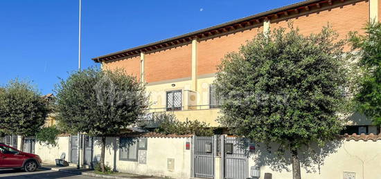 Villa a schiera via Luigi Adriano Milani 28, Ostia Antica, Roma