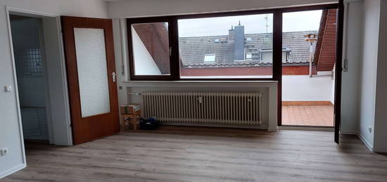 Freundliche und vollständig renovierte 3-Raum-DG-Wohnung mit Balkon in Niederdorfelden