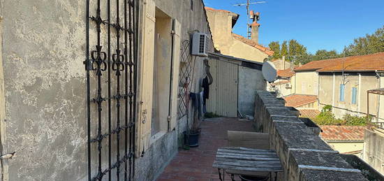 ARLES : Maison de ville avec terrasse au pied des Arènes.