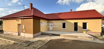 Eladó ház, Mikebuda