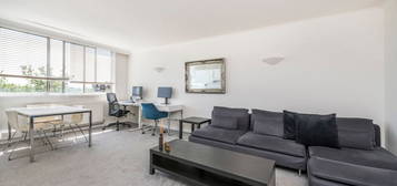 Flat to rent in Quadrangle Tower, Cambridge Square W2