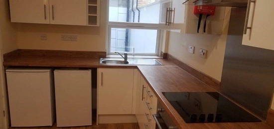 Flat to rent in Old Kent Road, London SE15