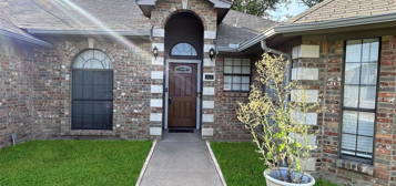 815 W Lynn Creek Dr, Arlington, TX 76001