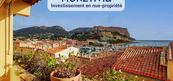 Opportunité d'investissement en nue-propriété rare à CASSIS avec vue sur le port!