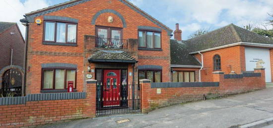 5 bedroom detached house