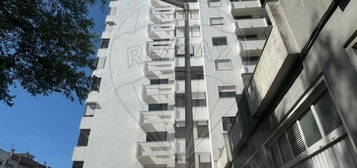 Arrendamento de Apartamento T4  na rua Diogo de Silves s/n