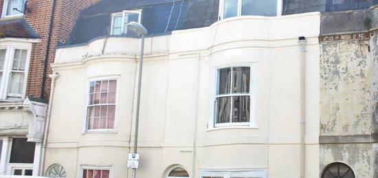 Flat to rent in Crescent Street, Weymouth DT4