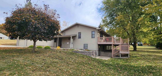 906 Superior St, Emmetsburg, IA 50536