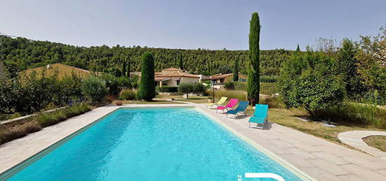 Villa à Carnas avec un superbe jardin, une piscine et une belle dépendance.