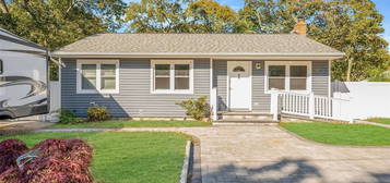 20 Hart Ave, Flanders, NY 11901