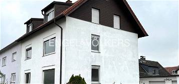 Mehrfamilienhaus mit grüner Oase und Renovierungspotential (Erbpacht)