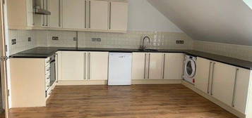 Flat to rent in Beatrice Court, Buckhurst Hill IG9