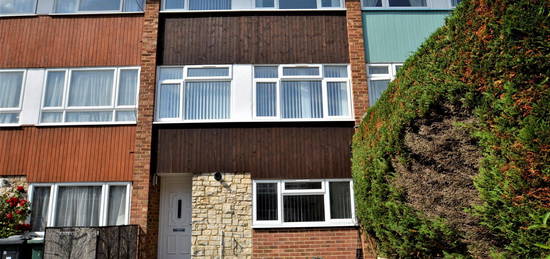 Town house to rent in Queens Drive, Guildford GU2