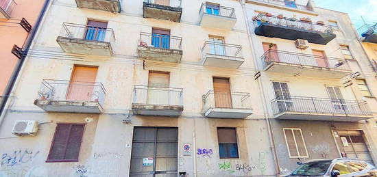 Appartamento 4 vani Catania Via Roccaromana - Via