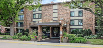 301 Lake Hinsdale Dr #108, Willowbrook, IL 60527