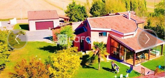 Maison 260m². Jardin 2700m². Véranda. Piscine. Vue Pyrénées