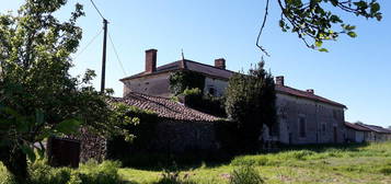 Property of two hectares / Propriété de 2ha (clos et attenant)