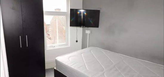 Maisonette to rent in Albany Road, Kensington L7