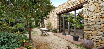 Maison de charme aux lignes contemporaines avec jardin luxuriant et bassin