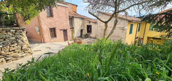 Casa di paese in vendita in frazione Ligo