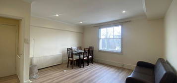 Flat to rent in Warwick Gardens, Kensington, London W14