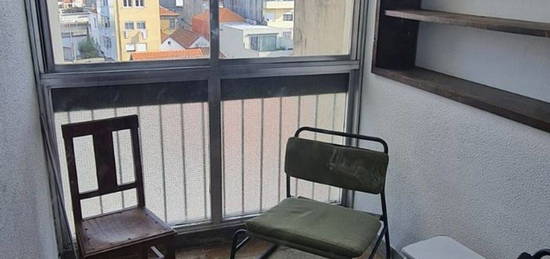 Arrendamento de Apartamento T4  na rua do Almirante Leote do Rego