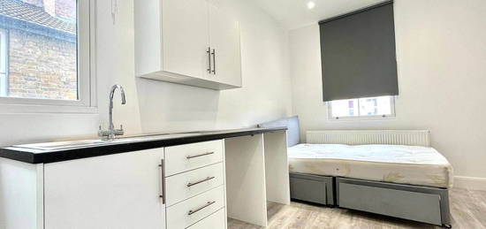 Studio to rent in High Road, Willesden Green NW10