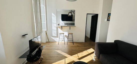 Studio meublé  à louer, 1 pièce, 70 m², Étage 1/–