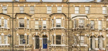 Flat to rent in Cologne Road, London SW11