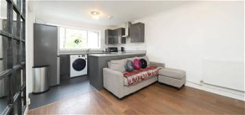 Flat to rent in Hetherington Way, Ickenham UB10