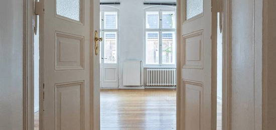 bezugsfreie Altbauwohnung mit Balkon und Blick auf den Fernsehturm