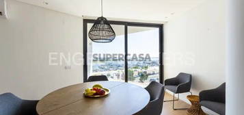 Elegante e moderno apartamento com vista mar