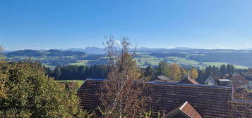 Neuwertige Dachgeschosswohnung
mit schönem Bergblick in Ried/Lindenberg