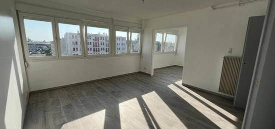 Appartement  à louer, 4 pièces, 2 chambres, 79 m²