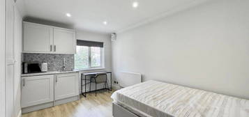 Studio to rent in Creswick Road, London W3