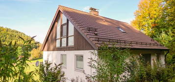 Die Natur direkt vor Deiner Tür - Großes Wohnhaus mit kleinem Waldstück in Gößweinstein/OT