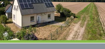 Einfamilienhaus mit PV-Anlage in direkter Feldrandlage