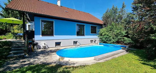 Charmanter Bungalow mit Pool in ruhiger Siedlungslage