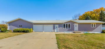 552 6th Ave NW, Sioux Center, IA 51250