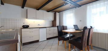 Schornsheim:  Saniertes, heimeliges 2,5 Zimmer-Haus (ca. 76 m²) mit EBK und  Stellplatz (35 Euro)