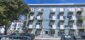 Apartamento de 4 assoalhadas em Carnaxide.

Apartamento T3 com 4 varandas em Carnaxide.