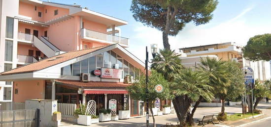 Grande locale commerciale sul mare