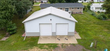 908 Sunnyside Ave, Valley Springs, SD 57068