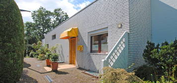 Atrium-Bungalow mit Kamin,  Keller und Carport in ruhiger Sackgassenlage