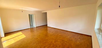 2 Zimmer Wohnung komplett renoviert