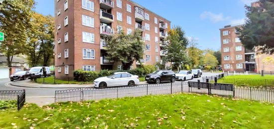 Flat for sale in Summit Estate, Stamford Hill N16